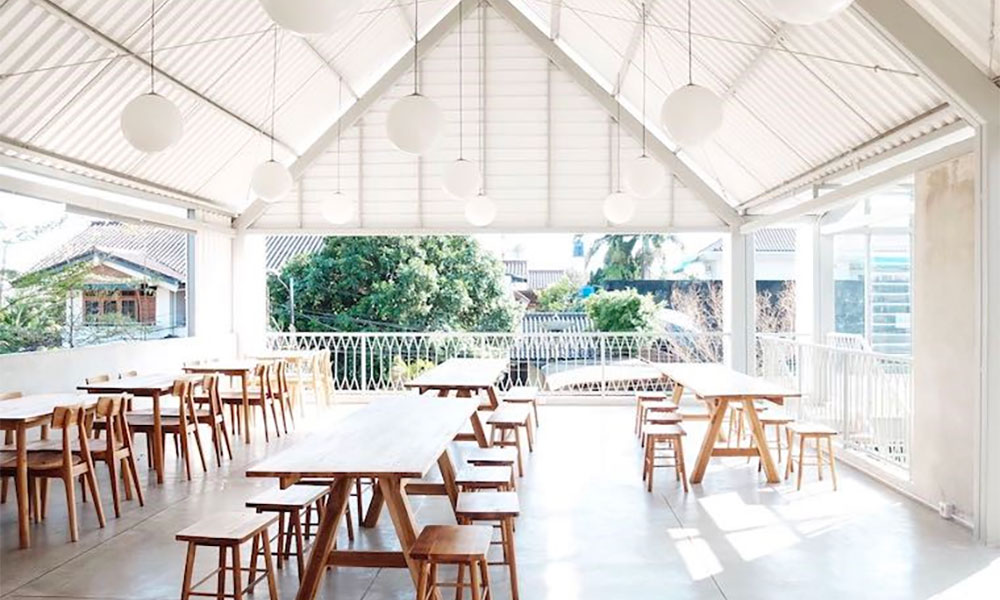 Cara Pasang Atap UPVC di Coffee Shop dengan Konsep Clean Look