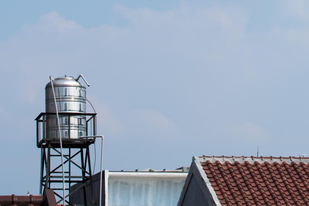 Panduan Penempatan Tandon Air di Atap Rumah: Posisi Ideal untuk Tangki Air Rumah Minimalis